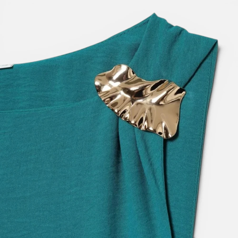 Robe Longue Verte Plissée avec Détail Doré