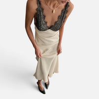 Robe Longue Satinée Beige avec Bustier en Dentelle Noire