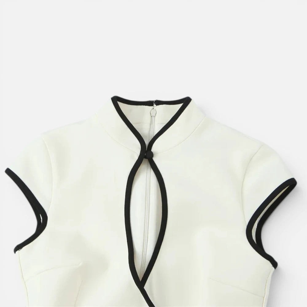 Robe Courte Blanche d'Été avec Décolleté Goutte d'Eau
