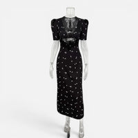 Robe Longue Satinée Noire avec Décolleté Dentelle
