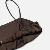 Robe Asymétrique en Satin Noir avec Dentelle et Cut-Out